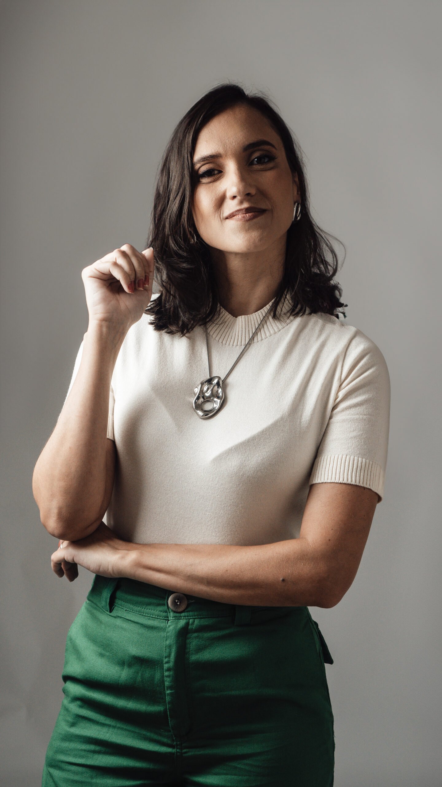 Thais Malta em pose contemplativa