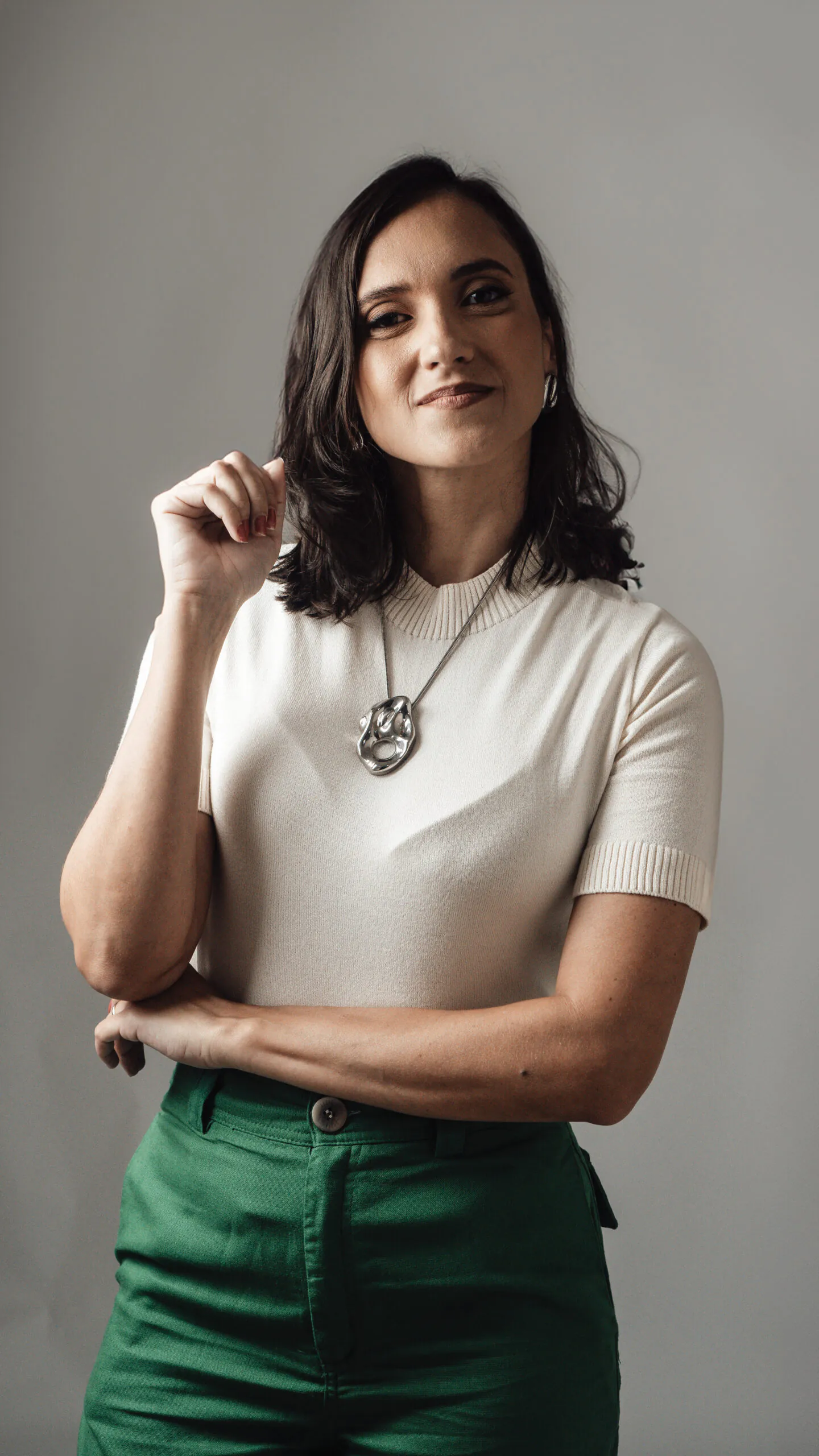 Thais Malta em pose contemplativa