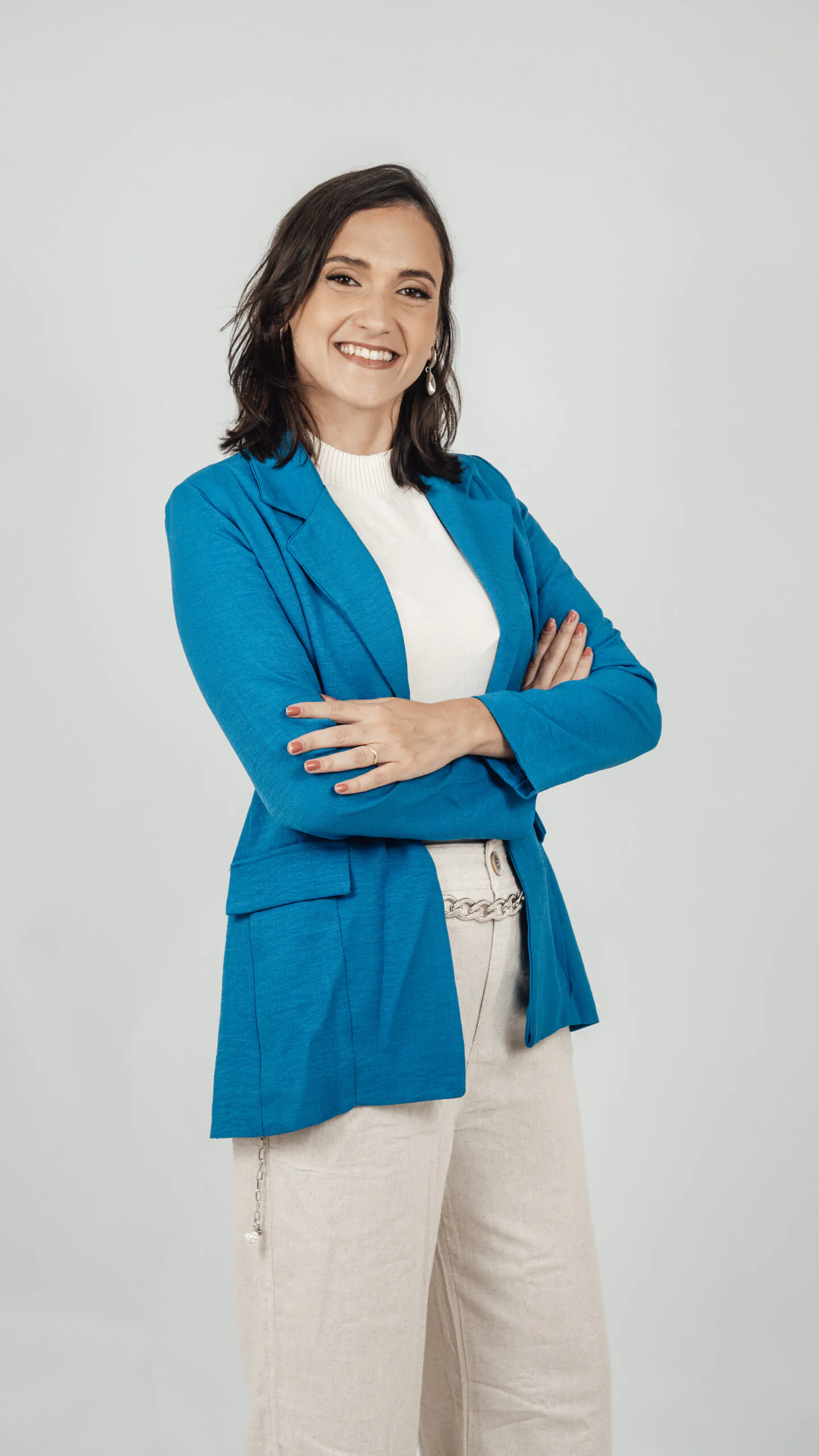 Thais Malta de blazer azul, sorrindo